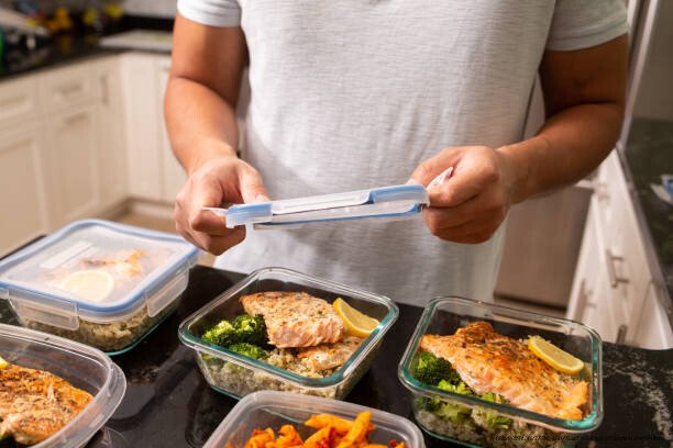 MEAL PREP : GAIN DE TEMPS ET ÉCONOMIES EN PRÉPARANT SES REPAS LE DIMANCHE 4 Filipino Man putting away meal prep containers Salmon