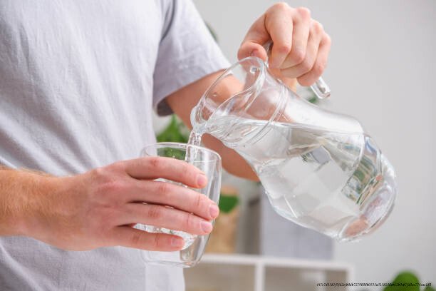 HYDRATATION ET PRODUCTIVITÉ : POURQUOI BOIRE DE L'EAU CHANGE TOUT 4 L'impact de l'eau sur la santé mentale
