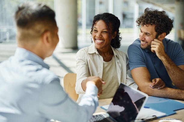 COMMENT LES BANQUES GAGNENT DE L’ARGENT SUR VOTRE DOS SANS QUE VOUS LE REMARQUIEZ 🔥