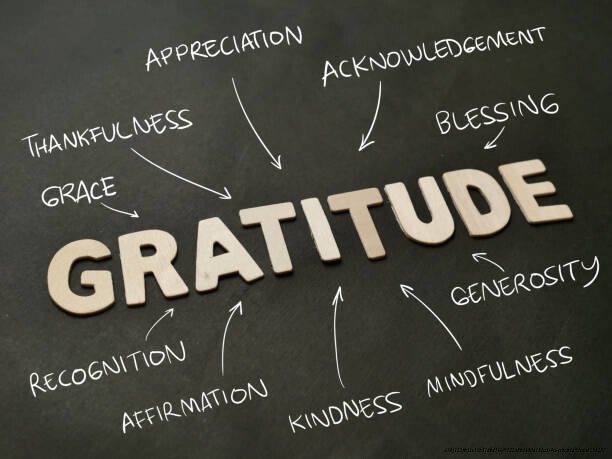 LE POUVOIR DE LA GRATITUDE : CE QUE DIT LA SCIENCE SUR LE BIEN-ÊTRE 2 Gratitude text, written on wooden lettering, balance in life concept