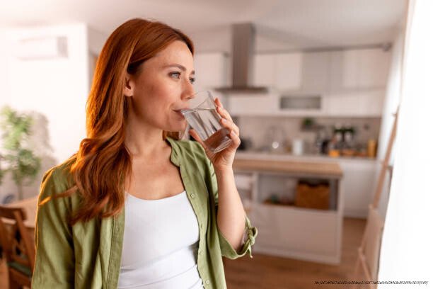 HYDRATATION ET PRODUCTIVITÉ : POURQUOI BOIRE DE L'EAU CHANGE TOUT 3 L'hydratation et l'énergie physique