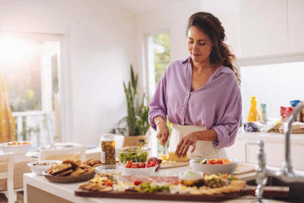 MEAL PREP : GAIN DE TEMPS ET ÉCONOMIES EN PRÉPARANT SES REPAS LE DIMANCHE 7 A woman is preparing food in the kitchen