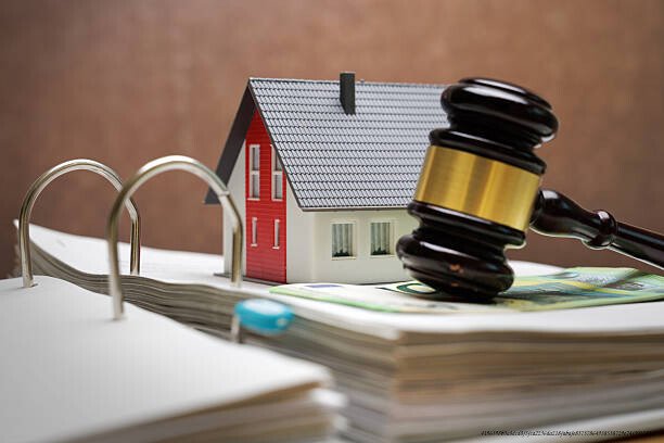 LOUER SON PREMIER LOGEMENT : LES DOCUMENTS DU DOSSIER LOCATIF 6 House, money and judgment ? ??concept image of real estate law and financing
