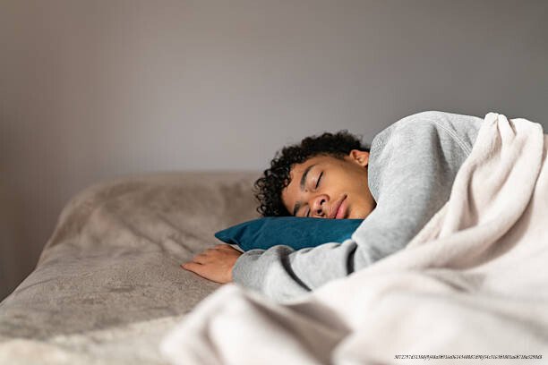 COMMENT CONSTRUIRE UNE ROUTINE DE SOMMEIL RÉPARATRICE 1 Lifestyle of a teenage boy in his bedroom