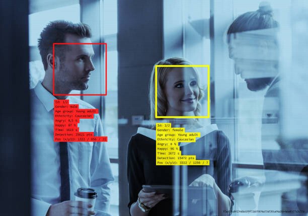 COMMENT LES ENTREPRISES UTILISENT L'IA POUR SURVEILLER LEURS EMPLOYÉS EN TEMPS RÉEL 6 Facial Recognition System in the office. Business people having lunch time.