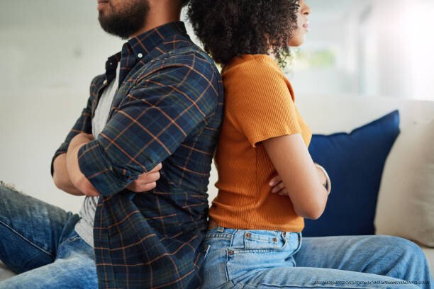CES 8 SIGNES QUI MONTRENT QUE VOTRE MARIAGE EST EN DANGER 3 Shot of a young couple having a disagreement at home