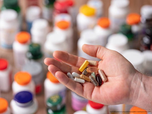 COMMENT LES LOBBYS PHARMACEUTIQUES CONTRÔLENT LES DÉCISIONS DE SANTÉ MONDIALE 3 Impact des Lobbys sur l’Accès aux Médicaments
