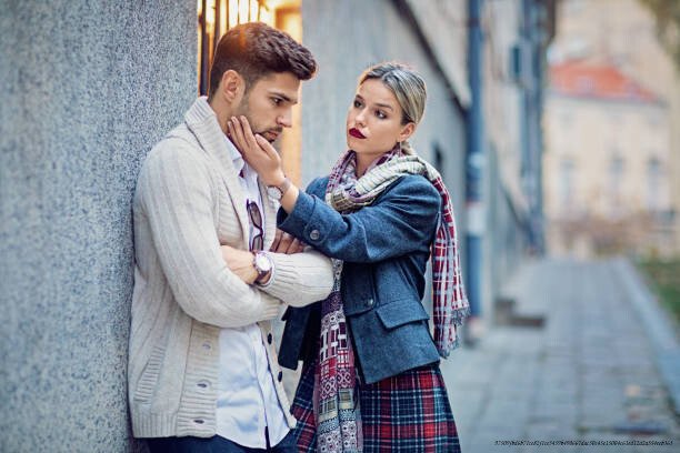 CES 8 SIGNES QUI MONTRENT QUE VOTRE MARIAGE EST EN DANGER 4 Woman is consoling her sulking boyfriend on the street