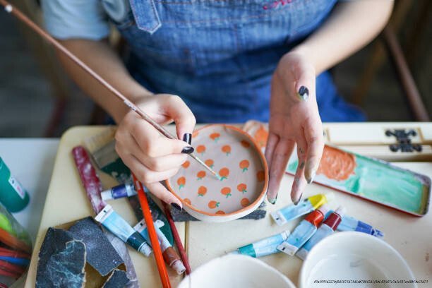 COMMENT SURVIVRE À UN DÉSESPOIR AMOUREUX EN 5 ÉTAPES 4 unrecognizable woman’s hand paints ceramics