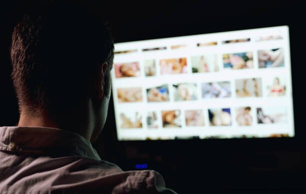 COMMENT LA PORNOGRAPHIE EN LIGNE DÉTRUIT LES RELATIONS AMOUREUSES RÉELLES 🔥