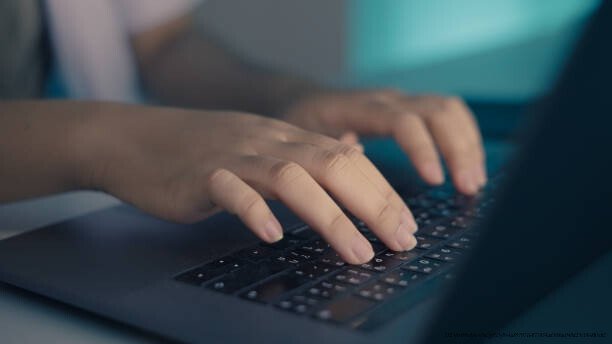 L'ART DE LA SÉDUCTION ÉDITORIALE : LES MOTS FORTS À UTILISER DANS VOS TITRES 6 Close up of a female doctor’s hand typing on laptop late at night