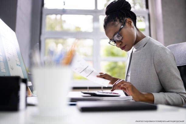 POURQUOI LES AVOCATS MÉDECINS ET COMPTABLES SONT LES PROCHAINS MENACÉS PAR L'IA 6 African American Accountant Or Auditor With Calculator