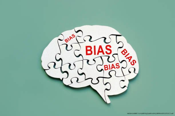 COMMENT NOTRE CERVEAU CRÉE DES PRÉJUGÉS SANS QUE NOUS LE SACHIONS JAMAIS 3 Brain from puzzle pieces and with inscriptions bias.