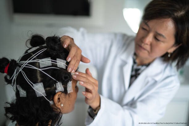 COMMENT NOS PREMIÈRES IMPRESSIONS RÉSISTENT MÊME FACE AUX PREUVES DU CONTRAIRE 2 Doctor placing electrodes on patient’s head for a medical exam