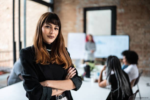 POURQUOI NOUS SURÉVALUONS TOUJOURS NOS PROPRES QUALITÉS ET SOUS-ÉVALUONS CELLES DES AUTRES 6 Portrait of a confident businesswoman in an office