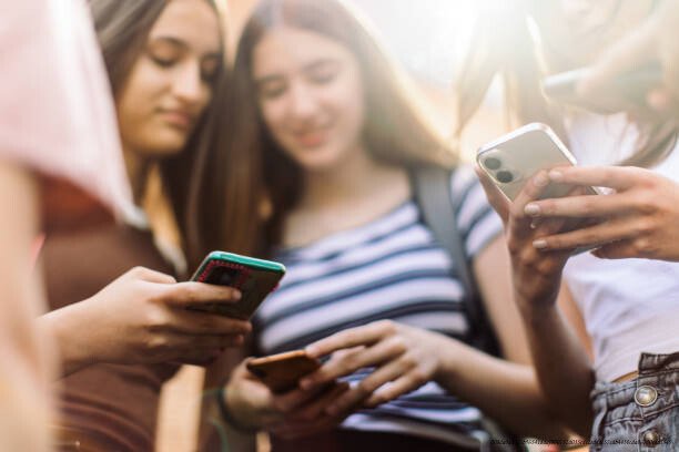 COMMENT LES RÉSEAUX SOCIAUX ONT CRÉÉ DE NOUVELLES TRIBUS VIRTUELLES AUSSI PUISSANTES QUE RÉELLES