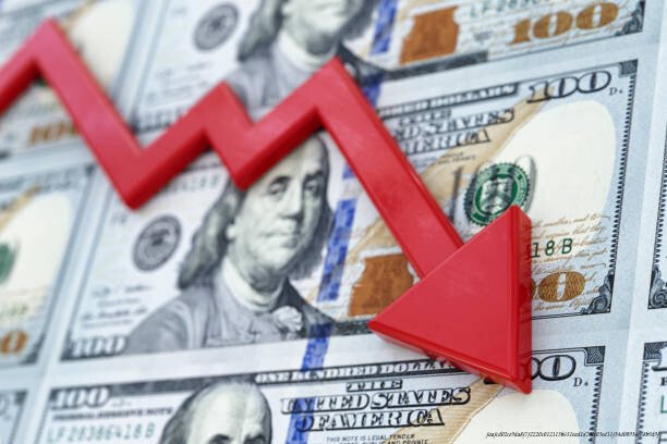 COMMENT LES GRANDES CRISES MONDIALES PROFITENT TOUJOURS AUX MÊMES PERSONNES 4 USA crashing economy and moving downward to recession concept image.