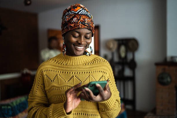 POURQUOI LES JEUNES AFRICAINS CRÉENT UNE NOUVELLE IDENTITÉ CULTURELLE MONDIALE 5 Young woman using the mobile phone at home
