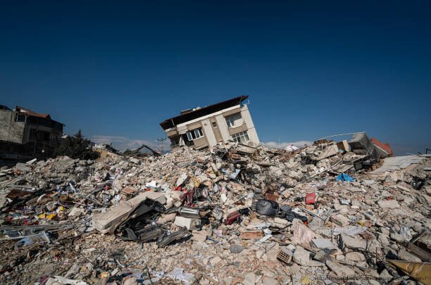 POURQUOI CERTAINS PEUPLES S’EN SORTENT MIEUX QUE D’AUTRES APRÈS UNE CATASTROPHE NATIONALE 🔥