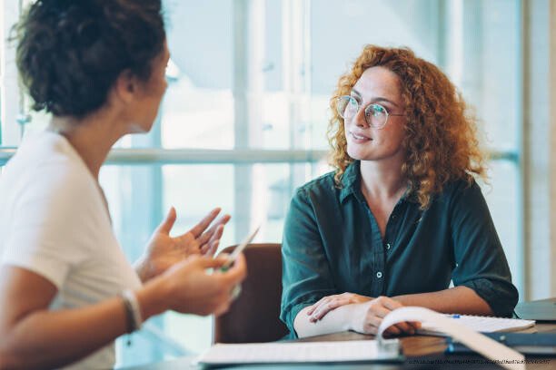 L'EFFET DE HALO : POURQUOI LES PERSONNES BELLES SEMBLENT AUTOMATIQUEMENT PLUS INTELLIGENTES 4 relations interpersonnelles
