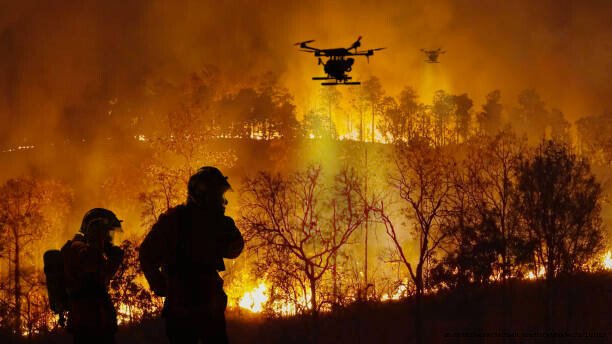 POURQUOI CERTAINS PEUPLES S'EN SORTENT MIEUX QUE D'AUTRES APRÈS UNE CATASTROPHE NATIONALE 5 Firefighting drones spray chemical to help control wildfires.