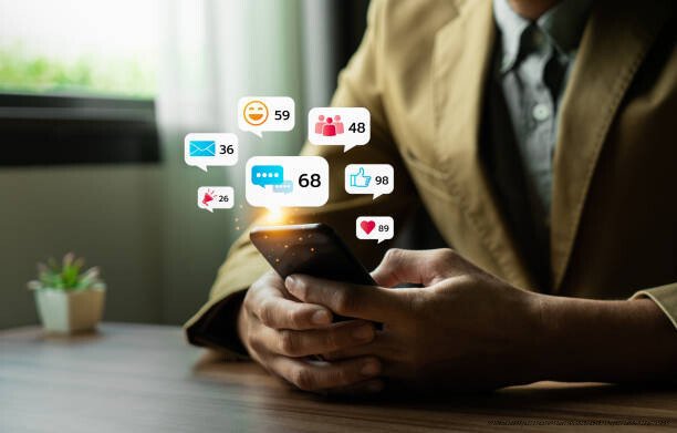 POURQUOI LES GENS PRÉFÈRENT PARTAGER LEUR VIE EN LIGNE PLUTÔT QU’À LEURS PROCHES 🔥