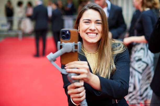 COMMENT LES INFLUENCEURS ONT REMPLACÉ LES JOURNALISTES DANS LA VIE DES JEUNES 3 Influenceurs vs. Journalistes