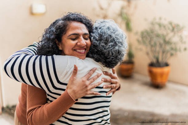 POURQUOI LES SOCIÉTÉS LES PLUS SOLIDAIRES SONT AUSSI LES PLUS HEUREUSES ET PROSPÈRES 4 Mother and daughter embracing at home
