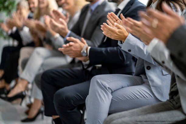 POURQUOI NOUS APPLAUDISSONS TOUS EN MÊME TEMPS SANS QUE PERSONNE NE DONNE LE SIGNAL 5 Connecter les applaudissements