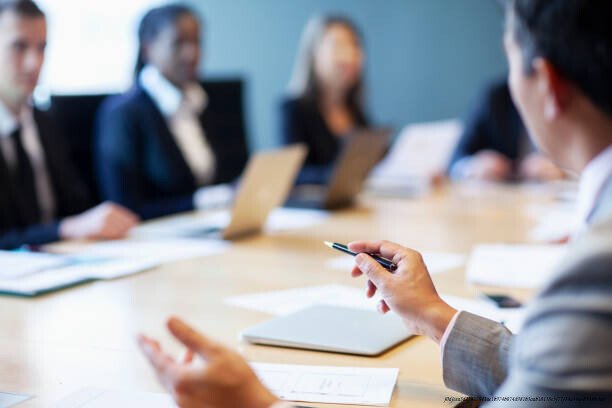 COMMENT LES LEADERS CHARISMATIQUES MANIPULENT LES FOULES AVEC DES TECHNIQUES PRÉCISES 4 L'effet de la répétition et des motifs