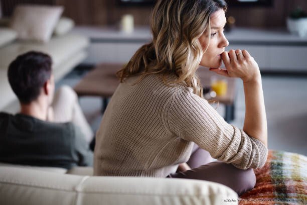 DIVORCE : POURQUOI LE PORTUGAL EST LE CHAMPION MONDIAL DE LA SÉPARATION 6 Thoughtful woman having relationship difficulties with her husband at home.