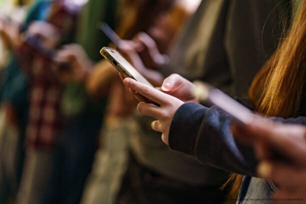 COMMENT LES RÉSEAUX SOCIAUX SONT DEVENUS DES OUTILS DE SURVEILLANCE ET DE CONTRÔLE 6 Close up of mobile phones in children’s hands in the school