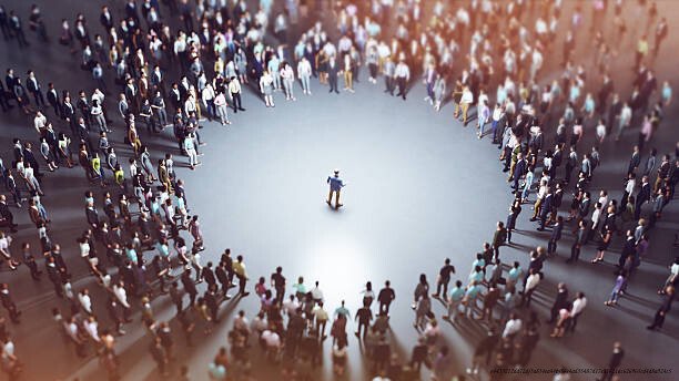 COMMENT LES LEADERS CHARISMATIQUES MANIPULENT LES FOULES AVEC DES TECHNIQUES PRÉCISES 2 Les leaders charismatiques