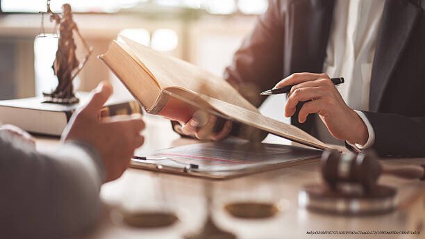 POURQUOI LES AVOCATS MÉDECINS ET COMPTABLES SONT LES PROCHAINS MENACÉS PAR L'IA 3 Concept of justice, law and legal system