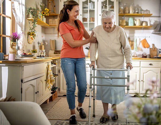 POURQUOI CERTAINES PERSONNES AIDENT LES AUTRES MÊME AU DÉTRIMENT D'ELLES-MÊMES 3 daughter Assisting Senior Woman with Walker at home