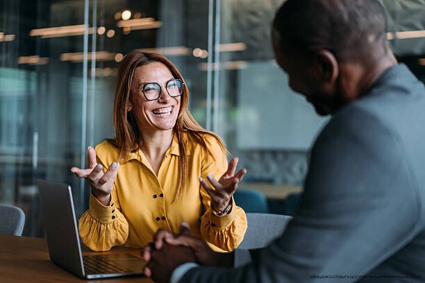 POURQUOI NOUS JUGEONS UNE PERSONNE EN MOINS DE 7 SECONDES ET CE QUE ÇA DIT DE NOUS 3 La Psychologie Derrière le Jugement Immédiat