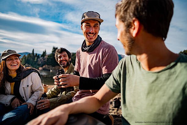 POURQUOI QUITTER SON GROUPE SOCIAL D'ORIGINE EST L'UNE DES CHOSES LES PLUS DIFFICILES À FAIRE 6 Friends talking outdoors in Patagonia, Argentina
