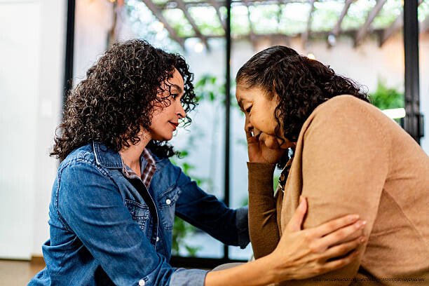 COMMENT SURVIVRE À UN DÉSESPOIR AMOUREUX EN 5 ÉTAPES 3 Young woman consoling mother at home