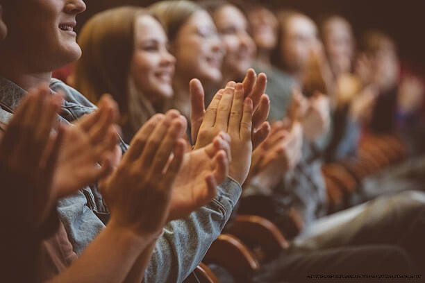 POURQUOI NOUS APPLAUDISSONS TOUS EN MÊME TEMPS SANS QUE PERSONNE NE DONNE LE SIGNAL 3 L’influence de la culture sur les applaudissements