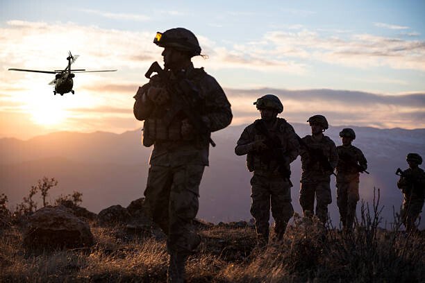 COMMENT LES ARMES SONT VENDUES AUX DEUX CAMPS D'UN MÊME CONFLIT PAR LES MÊMES PAYS 4 Platoon on Military Mission at sunrise