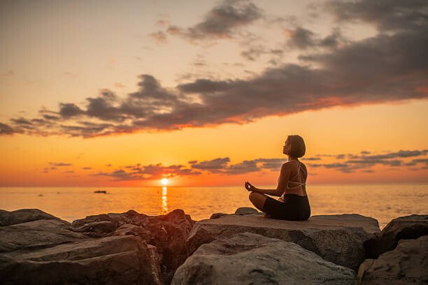 COMMENT SURVIVRE À UN DIVORCE SANS DÉTRUIRE SA VIE ET CELLE DE SES ENFANTS 4 Young woman practicing yoga on the beach