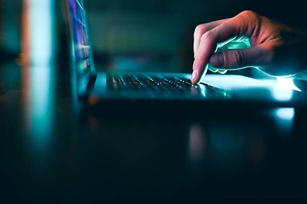 COMMENT DES CRIMINELS UTILISENT L'IA POUR CRÉER DES ARNAQUES IMPOSSIBLES À DÉTECTER 6 recommandations finales