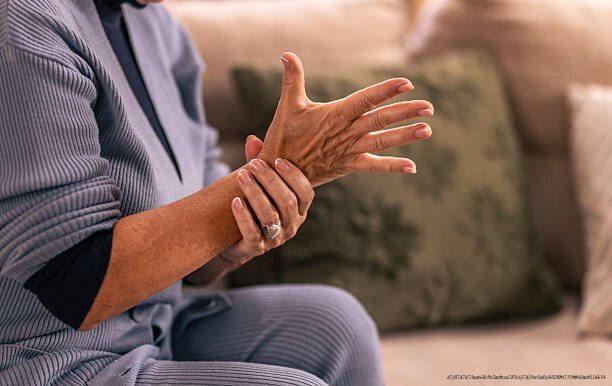 CES SYMPTÔMES PHYSIQUES QUI CACHENT EN RÉALITÉ UNE DÉPRESSION QUE VOUS N'AVEZ PAS DÉTECTÉE 3 elderly woman suffering from numbness and discomfort in her hand