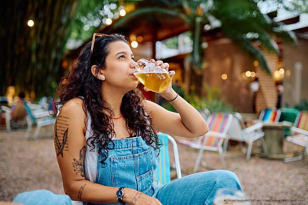 COMMENT L'ALCOOL EST DEVENU LA DROGUE LA PLUS NORMALISÉE ET LA PLUS DANGEREUSE 2 l'alcool