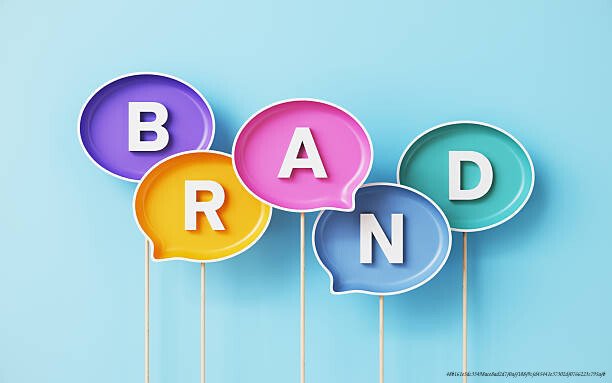 COMMENT LES PUBLICITAIRES UTILISENT LA PSYCHOLOGIE SOCIALE POUR VIDER VOS POCHES 5 Brand Written on Colorful Speech Bubbles Over Blue Background