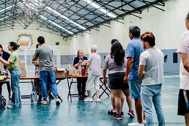 POURQUOI CERTAINS PEUPLES S'EN SORTENT MIEUX QUE D'AUTRES APRÈS UNE CATASTROPHE NATIONALE 4 People in a row during donation at gymnasium
