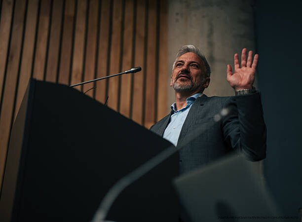 COMMENT LES LEADERS CHARISMATIQUES MANIPULENT LES FOULES AVEC DES TECHNIQUES PRÉCISES 6 charisme un sens éthique et responsable