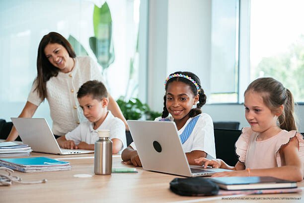 COMMENT L'IA VA RÉVOLUTIONNER L'ÉDUCATION ET RENDRE L'ÉCOLE TRADITIONNELLE OBSOLÈTE 3 Young Students Engaged in Learning with Laptops