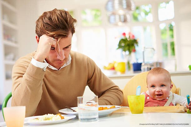 POURQUOI LA DÉPRESSION POST-PARTUM TOUCHE AUSSI LES PÈRES ET PERSONNE N'EN PARLE 6 White British Father Feeling Depressed At Baby’s Mealtime