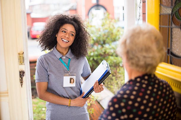 COMMENT LUTTER CONTRE LE GASPILLAGE ALIMENTAIRE EN 7 ÉTAPES 5 Smiling sales representative shows her id card to a senior woman at the door